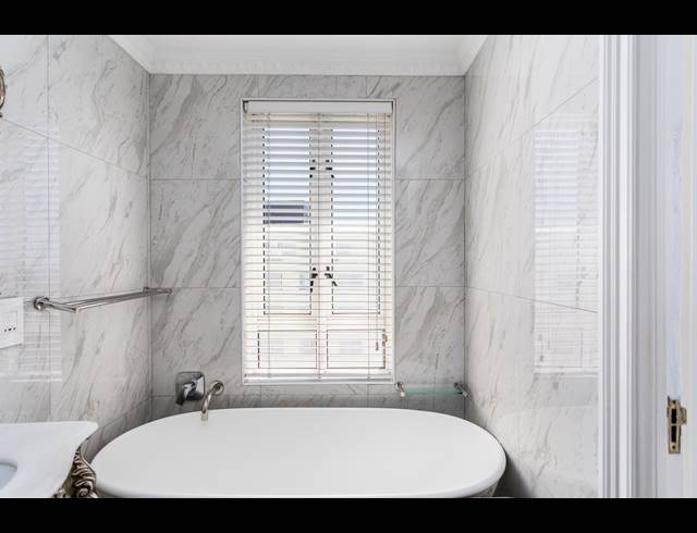 2 BEDROOM APARTMENT TO LET IN SEA POINT